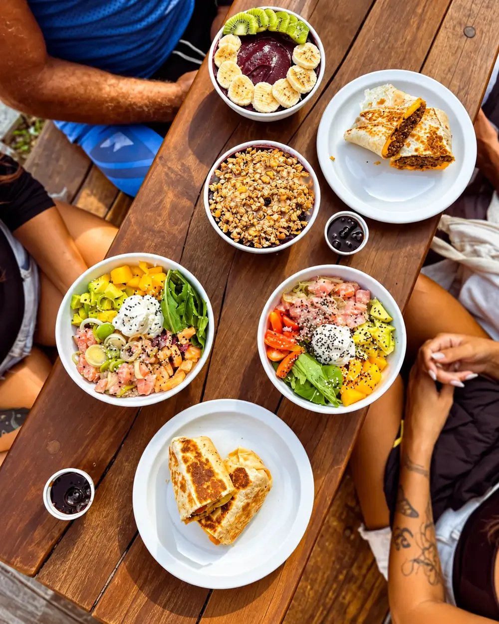 Clientes reunidos em uma mesa com produtos Bem Fresh